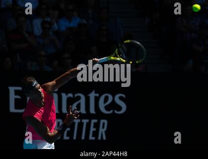 Melbourne, Australie. 21 Jan, 2020. L'Espagne de Rafael Nadal sert à Hugo Dellien de la Bolivie durant leur masculin premier tour à l'Australian Open Tennis Championship à Melbourne, Australie, le 21 janvier 2020. Credit : Wang Jingqiang/Xinhua/Alamy Live News Banque D'Images