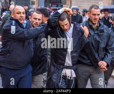 Un Juif ultra-orthodoxe a été arrêté par la police lors d'une manifestation dans le quartier de Mea e'arim à Jérusalem, en Israël Banque D'Images