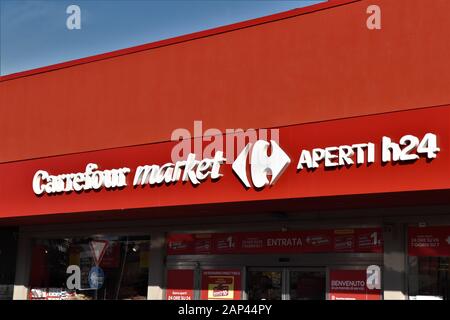 PANNEAU CARREFOUR SUR LE MUR.CARREFOUR EST UNE CHAÎNE FRANÇAISE DE SUPERMARCHÉS Banque D'Images