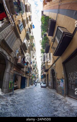 Vue sphérique sur les rues étroites du centre-ville de Naples avec pavé typique. Banque D'Images