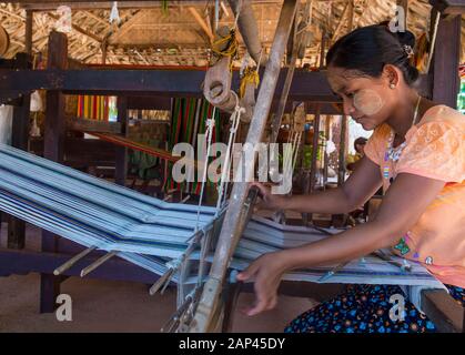 Birman weaver dans un village près d'un village près du lac Inle Myanmar Banque D'Images