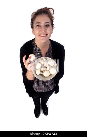 femme avec champignons sur fond blanc Banque D'Images