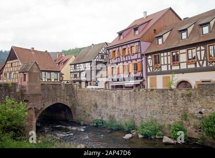 Bâtiments Riverside en Alsace Kaysersberg-Vignoble Banque D'Images