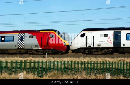 La côte ouest 221 Avanti classe Super Voyager diesel train sur la West Coast Main Line, Northamptonshire, Angleterre Banque D'Images