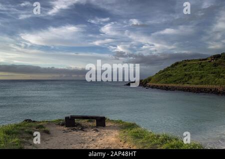 Banc de roche de lave vide avec grande mer et ciel panoramique sur l'arrière-plan à la plage de Hamdeok sur l'île de Jeju Banque D'Images