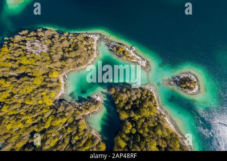 Vue aérienne, petites îles et rive boisée d'en haut, lac d'Eibsee près de Grainau, Haute-Bavière, Bavière, Allemagne Banque D'Images