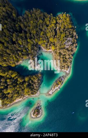 Vue aérienne, petites îles et rive boisée d'en haut, lac d'Eibsee près de Grainau, Haute-Bavière, Bavière, Allemagne Banque D'Images