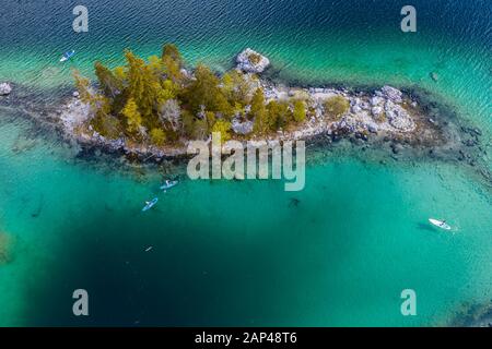 Vue aérienne, petite île aux conifères du lac Eibsee, près de Grainau, Haute-Bavière, Bavière, Allemagne Banque D'Images