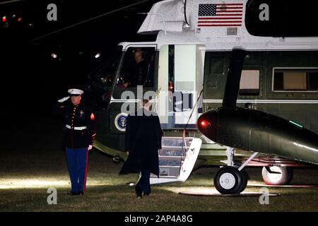 Washington, DC, USA. 20 Jan, 2020. Le Président américain Donald Trump quitte la Maison Blanche à Washington, DC, États-Unis, le 20 janvier 2020. Trump le lundi départ pour Davos, en Suisse, pour assister à l'occasion du Forum économique mondial (WEF). Credit : Ting Shen/Xinhua/Alamy Live News Banque D'Images