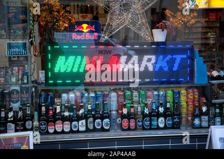 Kiosque sur le Komoedien street dans la ville, vitrine avec boissons, écran LED, Cologne, Allemagne. Getraenke-Shop, Kiosque dans der Komoedienstrasse en de Banque D'Images