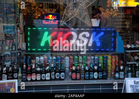 Kiosque sur le Komoedien street dans la ville, vitrine avec boissons, écran LED, Cologne, Allemagne. Getraenke-Shop, Kiosque dans der Komoedienstrasse en de Banque D'Images
