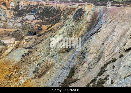 Parys Mountain, demeure d'une grande mine de cuivre dans le nord-ouest de l'île d'Anglesey. Les couleurs de la mine doivent être vues pour être cru. Banque D'Images