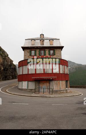 L'hôtel Belvédère, aujourd'hui désarroi, sur le col de Furka, avec une altitude de 2 429 mètres, est un col de haute montagne dans les Alpes suisses - lieux vides Banque D'Images