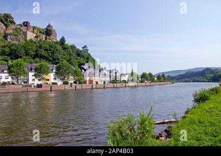 La rivière Saar et le château de Saarburg, Allemagne Banque D'Images