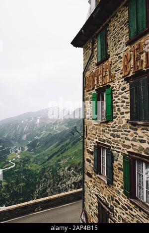 L'Hôtel Belvédère aujourd'hui désaffecté sur le col de la Furka, avec une altitude de 2 429 mètres, est un col de haute montagne dans les Alpes Suisses Banque D'Images