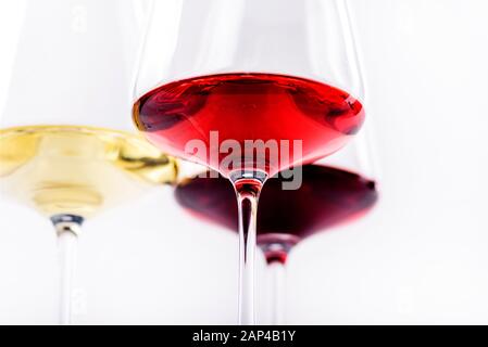 Trois verres de vin rouge, rose et blanc isolés sur fond blanc. Carte de vin. Gros plan de verres à vin de luxe. Banque D'Images