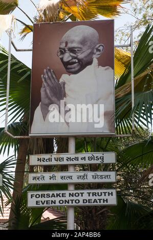 Entrée à l'Ashram de Sabamati de Mahatma Gandhi dans la capitale de l'État du Gujarat, Ahmedabad, en Inde. De là, il a dirigé la marche de protestation séminale de 1930. Banque D'Images