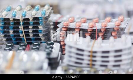 De nombreux médicaments médicaments triés en plaquettes dans une pharmacie Banque D'Images