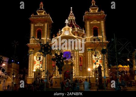 Église du Village illuminé pour une festa à Xaghra, GOZO, Malte Banque D'Images