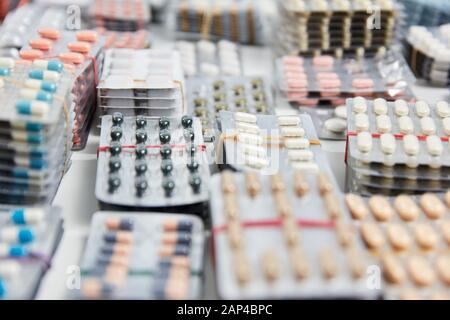 Grand nombre de comprimés et de médicaments comme médicaments médicaments médicaments triés sur piles dans une pharmacie Banque D'Images