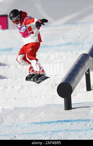 Leysin, Suisse. 20 Jan, 2020. Le Japon Aoto Kawakami fait concurrence au cours de la 3e Jeux Olympiques de la jeunesse d'hiver Lausanne 2020 snowboard slopestyle hommes finale à Leysin Park & Pipe à Leysin, Suisse, le 20 janvier 2020. Credit : AFLO SPORT/Alamy Live News Banque D'Images
