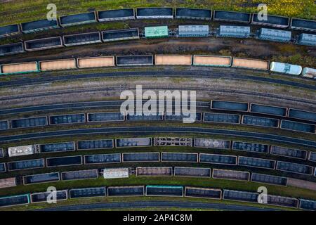 Wagons de fret fret train sur bend de voies de chemin de fer, du concept de la livraison. Vue de dessus de l'antenne Banque D'Images