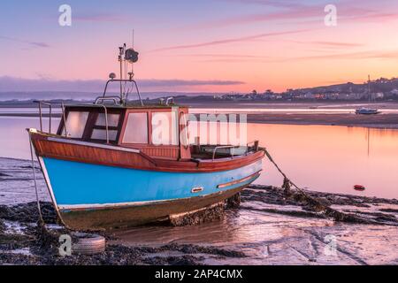 Appledore, North Devon, Angleterre. Le mardi 21 janvier 2020. Météo britannique. La zone de haute pression assis sur le Royaume-uni mène à l'autre nuit froide dans le Nord du Devon. L'estuaire de la rivière Torridge est tranquille et toujours à l'aube dans le village côtier de Hartland. Credit : Terry Mathews/Alamy Live News Banque D'Images