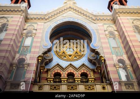 Entrée principale de la synagogue Jubilee, également appelée synagogue de Jérusalem ou synagoga de Jubilejni à Prague, République tchèque. C'est un point de repère majeur de jud Banque D'Images