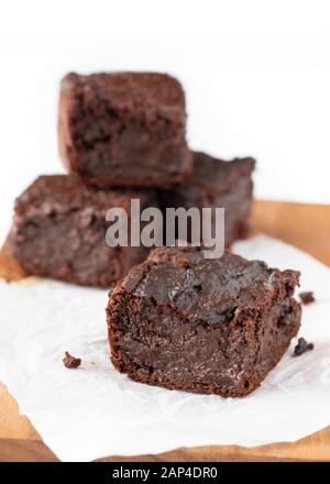 gros plan vertical à base de plantes végétaliennes chocolat brownies fait de patates douces sélectives foyer pour l'espace de copie sur un fond blanc Banque D'Images