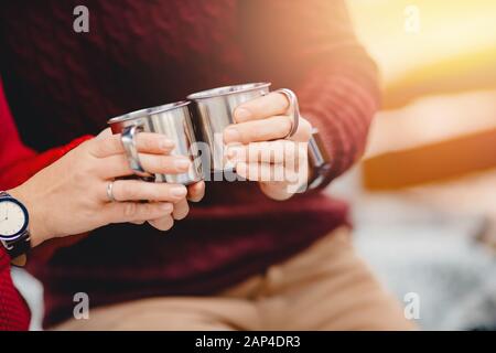 Les voyageurs peuvent prendre des tasses en métal avec du thé au café chaud, ambiance d'automne Banque D'Images