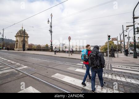 Prague, TCHÉQUIE - 1 NOVEMBRE 2019: Groupe de deux jeunes voyageurs, un couple touristique de randonnée, marchant avec leurs sacs à dos dans la vieille ville, avec un Banque D'Images