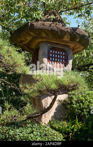 Vue sur la lanterne en pierre japonaise Nazura-doro faite de pierres rugueuses et non polies dans le temple Isshin-ji d'Osaka. Japon Banque D'Images