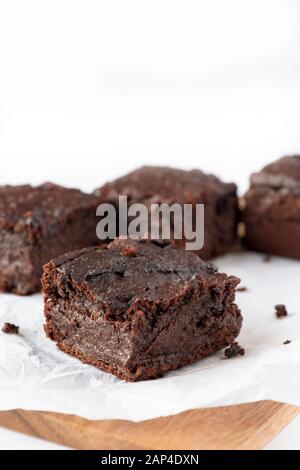 gros gâteau de brownie au chocolat végétalien à base de plantes verticales, à base de patates douces, concentré sélectif pour l'espace de copie Banque D'Images