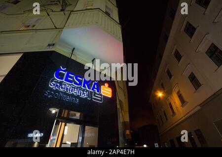 Brno, TCHÉQUIE - 5 NOVEMBRE 2019: Logo de la banque Ceska Sporitelna pris devant leur succursale de Brno. Fait partie du groupe Erste Sparkasse, Ceska sporitel Banque D'Images
