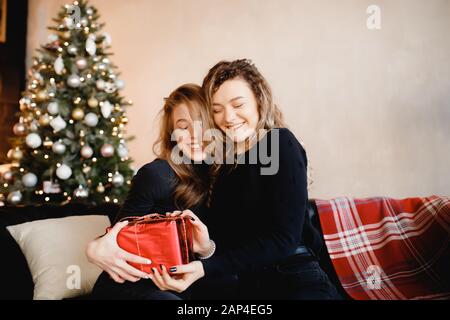 Deux meilleurs amis cheveux blond amies embrassant. Concept de Sisterhood et d'amitié Banque D'Images