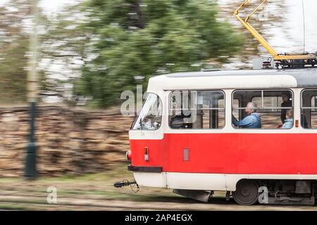 Prague, TCHÉQUIE - 3 NOVEMBRE 2019: Pan shot d'un tram de Prague, modèle Tatra T3, en passant avec un flou de vitesse d'une vieille rue de la ville. Géré par DPP, il est Banque D'Images