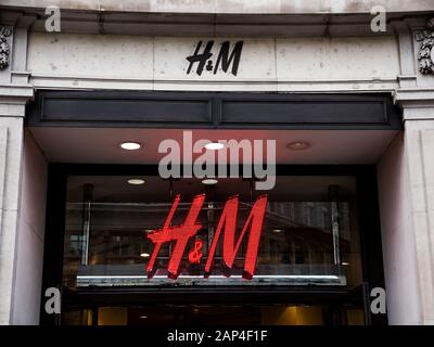 Logo H et M, sur Shop, Oxford Street, Londres, Angleterre, Royaume-Uni, GB. Banque D'Images