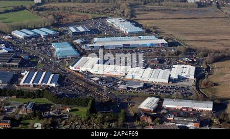 Vue aérienne du Chester Retail Park (au premier plan) et du Greyhound Retail Park (plus loin à l'arrière), Chester, Cheshire, Banque D'Images