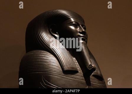 Le Musée égyptien de Turin, Italie avec des artefacts et des statues de l'ancienne Egypte. Le couvercle du sarcophage du Vizir Gemenefherbak Banque D'Images