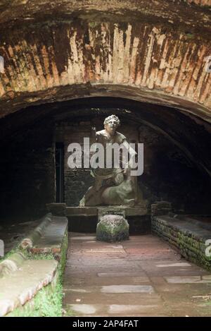 Rome. L'Italie. Ostia Antica. Des bains Mithraeum de Mithra (Mitreo delle Terme del Mitra). À propos de Mithra à tuer le taureau, moulage de l'original 1re Banque D'Images