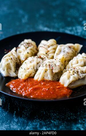 Khinkali boulettes géorgien avec de la viande, de la sauce tomate et épices / Hingel. Plat traditionnel. Banque D'Images