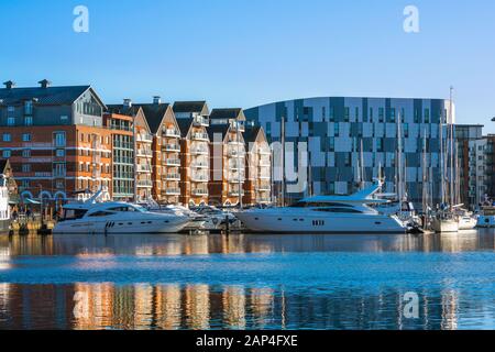 Marina scène UK, vue sur le bord de mer des yachts et des bateaux de loisirs amarrés à Ipswich Marina, Suffolk, Royaume-Uni. Banque D'Images