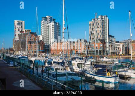 Bord de mer d'Ipswich, vue sur les bateaux de loisirs et le développement résidentiel le long du bord de mer à Ipswich marina, East Anglia, Royaume-Uni. Banque D'Images