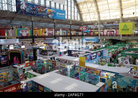 Londres, Royaume-Uni, 21 Jan, 2020.La TOYFAIR ouvre à Olympie à Kensington, Londres et ouvre tous les jours jusqu'au 23 janvier 2020. Le salon du jouet est le plus important des jouet, jeu et hobby trade show qui a lieu chaque année. L'industrie du jouet's showcase accueille plus de 270 entreprises exposantes des milliers de produits pour les visiteurs y compris les détaillants, les acheteurs, les médias et l'ensemble de l'industrie. Credit : Keith Larby/Alamy Live News Banque D'Images