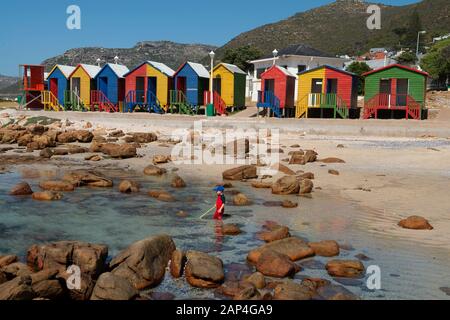 Des cabanes de plage colorées près de la ville de Simon au Cap, en Afrique du Sud, font de belles toile de fond pour certaines plages de combat, et la pêche dans les piscines d'eau Banque D'Images