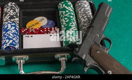 Jeu de poker avec un pistolet. Le concept de jeu et de divertissement. Casino et poker Banque D'Images
