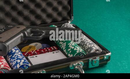 Jeu de poker avec un pistolet. Le concept de jeu et de divertissement. Casino et poker Banque D'Images