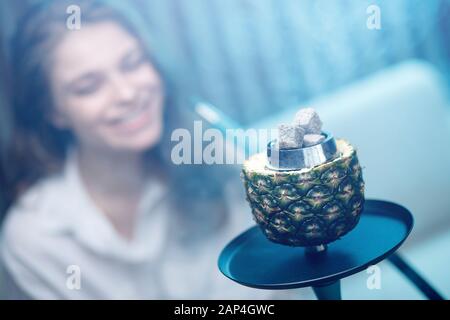 Des coals chauds se sont hookah dans un bol d'ananas pour fumer la chicha traditionnelle des vacances turques Banque D'Images