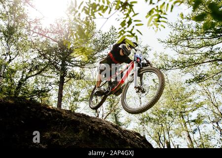 descente vtt cavalier sauter colline en plein soleil Banque D'Images