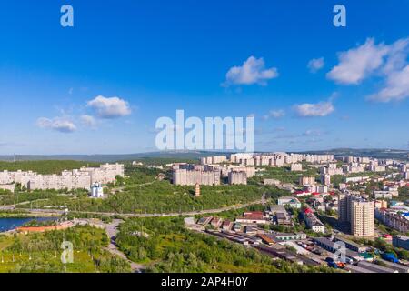 Murmansk, Russie - 1 juillet 2019 : vue aérienne panoramique de la ville et du port nord de la péninsule de Kola Banque D'Images